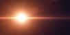 Bételgeuse a beaucoup fait parler d’elle depuis un an, alors que sa luminosité avait mystérieusement diminué. Aujourd’hui, elle revient sur le devant de la scène. Une étude montre que la supergéante rouge est plus petite et plus proche de nous que les astronomes le pensaient.