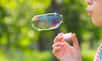 Pourquoi faire des bulles de savon ? Au-delà du jeu, faire de petites ou grandes bulles est un exercice scientifique. Explications.