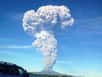 Deux violentes éruptions du Calbuco se sont produites ces mercredi 22 et jeudi 23 avril. Le volcan situé dans la cordillère des Andes a émis un panache de poussières qui s'étend sur le sud du Chili et s'immisce jusqu'en Argentine.
