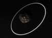 Pour la première fois, le télescope spatial James-Webb a observé l'occultation d'une étoile. Cette première est d'autant plus exceptionnelle que cette occultation est le fait des anneaux de Chariklo, un petit corps situé à un peu plus de 2,5 milliards de kilomètres du Soleil. Les observations du télescope infrarouge ont par ailleurs confirmé la présence de glace d'eau cristalline dans le système de Chariklo.
