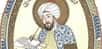 Abu Ali Huceine ibne Abdala ibne Sina, connu sous sa forme latinisée comme Avicenne, est né aux environs du 7 août 980 à Afshéna, dans l’actuel Ouzbékistan, et mort en juin 1037 à Hamadan en Iran. Il a vécu dans l’époque généralement connue comme « l’âge d’or de l’Islam ». Il était un médecin persan, également politicien et philosophe.Il a écrit des traités sur des sujets variés, on en a retrouvé plus de 200. La grande majorité de ces écrits portent sur la philosophie et la médecine, mais il aborde aussi l’astronomie, l’alchimie, la géographie, la psychologie, la théologie islamique, la logique, les mathématiques, la physique et la poésie. La seule source d’information pour la première partie de la vie d’Avicenne est son autobiographie, écrite par son disciple Jūzjānī. En l’absence d’autres textes, il est impossible de savoir si ce livre est véridique.Œuvre d’AvicenneAvicenne a créé un vaste corpus littéraire, pour lequel des traductions de textes gréco-romains, persans et indiens ont été étudiées. Ces textes gréco-romains (néoplatoniciens et aristotéliciens) ont été commentés, réédités et substantiellement développés par des intellectuels islamiques, qui les ont fait évoluer à partir de systèmes mathématiques, astronomiques, algébriques, trigonométriques. Avicenne avait accès aux grandes bibliothèques de sa région. Il a notamment travaillé sur le Coran et les hadiths, des recueils contenant des paroles du prophète Mahomet. Plusieurs textes montrent qu’il a discuté de points philosophiques avec les grands universitaires de son temps. Aruzi Samarqandi décrit comment Avicenne avait rencontré des personnes influentes de l'époque. Parmi elles, on trouve Abu Rayhan Biruni (astronome), Abu Nasr Iraqi (mathématicien), Abu Sahl Masihi (philosophe) et Abu al-Khayr Khammar (médecin).Croyances et religionDans la métaphysique d’Avicenne, Dieu est un être nécessaire. Il établit une distinction claire entre l’existence et l’essence des choses, en soutenant que la forme et la matière ne peuvent pas interagir et générer à elles seules le mouvement (qu’il appelle le flux vital de l’univers), ni générer l’existence elle-même.Il a résolu le problème de l’essence et des attributs du monde par une analyse ontologique de l’être qu’il subdivise en trois types : l’impossibilité, la contingence et la nécessité. L’être impossible est celui qui n’existe pas. L’être contingent est celui qui a besoin d’une cause extérieure pour exister. L’être nécessaire, en revanche, est unique, il reflète son essence et a la capacité de générer la première intelligence. Cet être nécessaire est Dieu, qui connaît toutes choses particulières et universelles grâce à sa science et à sa sagesse. Selon Avicenne, Dieu et l’univers sont tous deux éternels et il n’y a ni temps ni espace devant Dieu.Cette définition modifie profondément la compréhension de la création du monde. Il n’est plus le caprice d’une volonté divine, mais le résultat de la pensée. La création devient une nécessité et non plus une volonté. Le monde vient de Dieu comme un excès de son intelligence.PhilosophieÀ propos du mal dans le monde, Avicenne a affirmé qu’il se propage par accident et qu’il surgit en raison de l’imperfection de la nature. De plus, le philosophe pensait que le bien doit aussi laisser place à son contraire.Le but de la philosophie est de clarifier et de démontrer par la raison les vérités révélées par Dieu. Il appartient aux philosophes de faire des considérations et des élucidations sur les parties obscures et cachées des doctrines divines révélées.Dans les études d’Avicenne, on trouve également des éléments de philosophie des sciences. Il décrit une méthode de recherche scientifique et se demande comment il est possible de réaliser des hypothèses, qui n’ont pas besoin de preuves pour être considérées comme vraies.