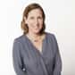 Susan Wojcicki est PDG de YouTube, la plus grande plateforme de partage de vidéos sur Internet. L'entrepreneuse a fait l'essentiel de sa carrière au sein de Google, où elle est présente depuis les débuts de l'entreprise, et jusqu'à la fin des années 90. Susan a contribué à la création de certains des produits les plus rentables de l'histoire de la multinationale et a joué un rôle essentiel dans la compréhension de la manière de monétiser l'activité, apportant un avantage concurrentiel au groupe.Dans son dernier classement des femmes les plus puissantes du monde, le magazine Forbes l'a classée au sixième rang après Angela Merkel, Theresa May, Melinda Gates, Sheryl Sandberg et Mary Barra.Avec cinq enfants et une fortune estimée à plus de 400 millions de dollars, Wojcicki a fini par devenir une référence mondiale en matière de publicité sur Internet et de développement de nouvelles activités.Les débuts de Susan WojcickiSusan Wojcicki a une formation initiale en philosophie et en histoire, mais l'informatique est devenue l'une de ses passions. Elle poursuit alors ses études en administration des affaires (MBA) dans la prestigieuse université UCLA. Avant de rejoindre Google, Wojcicki a travaillé pendant un certain temps chez Intel.Son père, un Américain d'origine polonaise, était professeur de physique à l'université de Stanford et sa mère, descendante de Juifs russes, était éducatrice. Elle a vécu entourée d'universitaires.Puis, titulaire d'une maîtrise en sciences et en administration des affaires, elle a vu dans l'internet une terre d'opportunités et il ne lui a pas fallu longtemps pour apprendre à coder.Google est né dans le garage de sa maisonSusan Wojcicki a loué un garage en 1998 à deux jeunes hommes, Larry Page et Sergey Brin, pour inventer un moteur de recherche sur Internet. Le loyer de 1 700 dollars par mois permettrait de payer l'hypothèque de sa nouvelle maison à Menlo Park, près de Palo Alto, en Californie.À l'époque, elle travaillait chez Intel, et il lui semblait que le projet de ces deux étudiants avait tout le potentiel pour devenir une innovation majeure. Peu après, elle a décidé de rejoindre l'équipe Google, malgré sa grossesse de quatre mois, et est devenue la première femme à rejoindre l'entreprise et la 16e employée.Son pari s'est avéré payant et l'a conduit à devenir le gourou du marketing du géant technologique et, plus tard, le PDG de YouTube, la plateforme vidéo que Google a achetée en 2006 sur la recommandation de Mme Wojcicki elle-même.Sa sœur Anne, biologiste et fondatrice de la société de recherche génétique 23andme, a épousé Sergey Brin, l'un des cofondateurs du géant technologique, bien qu'ils aient ensuite divorcé.Ses premiers pas chez GoogleChez Google, elle a commencé comme responsable du marketing et, au fur et à mesure de l'expansion de l'entreprise, elle a pris en charge toute la publicité et les relations commerciales de l'entreprise. Wojcicki a notamment dirigé le développement d'AdSense, le service permettant aux entreprises de faire de la publicité en ligne, et d'autres produits comme Adwords et Google Analytics.Elle a fait tout cela tout en élevant ses enfants. Elle a d’ailleurs défini une règle historique de ne pas répondre aux appels ou aux mails entre 18 et 21 heures. Dans cette même démarche, elle a instauré chez YouTube des pratiques telles que les horaires flexibles et un congé de maternité payé de 18 semaines, des politiques plutôt inhabituelles aux États-Unis.