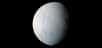 Encelade, c’est une petite lune glacée qui tourne autour de Saturne. Et elle intéresse tout particulièrement les astronomes. Car ils imaginent pouvoir y trouver des traces de vie extraterrestre. Mais aujourd’hui, ce sont les fameuses rayures de tigre que l’on peut observer du côté de son pôle sud qui font la une. Les chercheurs pensent leur avoir enfin trouvé une explication.