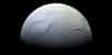 Le satellite Encelade vu par la sonde Cassini en 2005. La surface de cette petite lune est une croûte de glace, fracturée par endroits. Les quatre « Rayures de tigre » sont visibles ici, en fausses couleurs. © Nasa, JPL, Space Science Institute