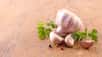 L'ail, Allium sativum, appartient à la famille des Liliacées. C'est une plante vivace constituée d'un bulbe formé de gousses enveloppées dans une membrane, surmonté d'une tige unique, pouvant atteindre un mètre de haut, et portant des feuilles longues et minces. La tige porte à son extrémité une ombelle de fleurs blanches comestibles. L'ail est un condiment au goût prononcé et aux multiples vertus.