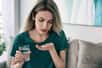 En France, l’interruption volontaire de grossesse (IVG) par méthode médicamenteuse est autorisée jusqu’à 7 semaines de grossesse — soit 9 semaines d’aménorrhée — et repose sur la prise successive de la mifépristone puis du misoprostol. Le protocole affiche un taux de succès proche de 96 %. Panorama des délais, du parcours et des risques.
