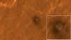 La sonde InSight de la Nasa, sur Mars, vue par la sonde Mars Reconnaissance Orbiter en orbite autour de la planète rouge. © Nasa, JPL-Caltech, University of Arizona