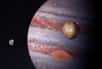 Depuis de nombreuses années, le volcanisme intense qui secoue Io fascine les scientifiques. Résultat des formidables forces de marée qui tiraillent cette lune de Jupiter, cette activité volcanique prendrait sa source dans un immense océan de magma. Une hypothèse qui revient sur le devant de la scène suite aux observations réalisées par la sonde Juno.