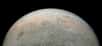 Éblouissante vidéo conçue à partir des images capturées par la sonde Juno lors de son survol du 2 juin dernier. On a l'illusion vraiment de frôler cet astre de dimensions vertigineuses, souverain de toutes les planètes du Système solaire.