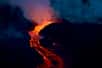 Les géologues, et surtout, bien sûr, les volcanologues comme Haroun Tazieff, classifient les volcans selon les différents types d'éruptions qu'ils peuvent produire. Ce diaporama va vous l'expliquer. Mais vous pouvez déjà rapidement apprendre quels sont ces types d'éruptions et donc de volcans. Il existe d'une part, les éruptions effusives (ou laviques), aussi appelées « éruptions de type hawaïen » et, d'autre part, les éruptions explosives qui sont classées en différents types que voici :les éruptions stromboliennes, aussi appelées « éruptions de type strombolien » ;le éruptions vulcaniennes, aussi appelées « éruptions de type vulcanien » ;les éruptions pliniennes, aussi appelées « éruptions de type plinien » ;les éruptions péléennes, aussi appelées « éruptions de type péléen » ;les éruptions surtseyennes, aussi appelées « éruptions de type surtseyen » (on parle d'éruption « phréatique » ou « phréatomagmatique »), dont il est question ici.Il existe aussi :les volcans sous-glaciaires ;les volcans sous-marins.