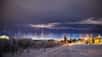D'immenses piliers de lumière, aux allures surnaturelles, sont parfois photographiés l'hiver dans les régions froides. Ce phénomène spectaculaire est à la fois naturel et artificiel.