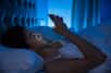 Combien sommes-nous à emporter le smartphone dans la chambre à coucher ? Nombreux semble-t-il et tous tentés de regarder l’heure ou vérifier ses messages en pleine nuit. Mais cela affecte-t-il nos rythmes circadiens ? Des chercheurs américains ont analysé les effets d’une exposition aiguë à la lumière bleue sur le cycle du sommeil.