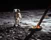 20 juillet 1969, une date marquante pour l’humanité quand, à 22 h 56 (heure américaine), Neil Armstrong pose le pied sur la Lune. Au centre spatial de la Nasa à Houston, l’AFP couvre l’évènement et diffuse la dépêche que nous vous invitons à lire… ou relire. La phrase prononcée à plus de 380.000 kilomètres de la Terre « C'est un petit pas pour l’Homme. C'est un bond de géant pour l’humanité. » résonne toujours dans le cœur des Hommes !