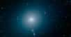 Sur cette image dans l'infrarouge de la galaxie M87, on peut voir par contraste avec l’immense population d’étoiles qu'elle abrite, les gerbes de matière éructées par le fameux trou noir supermassif M87* imagé par le Event Horizon Telescope (EHT).