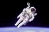 L'astronaute Bruce McCandless II faisait partie du groupe très restreint d'hommes sélectionnés par la Nasa pour le programme Apollo. Il n'ira pas sur la Lune et attendra 1984 pour découvrir l'espace. McCandless a cependant marqué son temps : il fut le premier à voler librement avec le MMU, un équipement autonome auquel doit beaucoup le film Gravity.