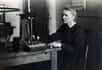 Découvrez le parcours de Marie Curie, scientifique exceptionnelle et seule femme à avoir été récompensée par deux prix Nobel dans deux disciplines différentes. Ses découvertes ont changé le monde.