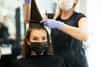 Selon une étude américaine, aucun des 139 clients d'un salon de coiffure n'a été infecté par deux employés positifs au SARS-CoV-2. Tous deux portaient un masque et la majorité des clients aussi. Se couvrir le visage semble bien être un frein à la propagation du coronavirus.