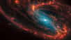 NGC 3627 se trouve à 36 millions d’années-lumière dans la constellation du Lion. L'image en fausses couleurs dans l'infrarouge du James-Webb de NGC 3627 montre une galaxie spirale barrée de face ancrée par sa région centrale, qui a un point central bleu vif. Il est entouré d'une structure en barres remplie d'une brume d'étoiles d'un bleu plus clair, qui forme un grand ovale incliné vers le haut. Deux grands bras spiraux distincts apparaissent sous forme d'arcs qui commencent à la barre centrale. L’un commence à gauche et s’étend vers le haut et un autre commence à droite et s’étend vers le bas. © Nasa, ESA, CSA, STScI, J. Lee (STScI), T. Williams (Oxford), équipe Phangs