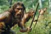 La découverte d’une pointe de lance taillée dans l’os datant de 80 000 ans révèle que bien avant l’arrivée de Sapiens sur le territoire européen, Néandertal savait utiliser des techniques de taille avancées.