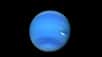 Naïade et Thalassa sont deux lunes découvertes en 1989 lors de la mission Voyager. Les observations de Hubble montrent maintenant qu'elles effectuent un ballet étonnant, s'évitant l'une l'autre en quelque sorte, en étant sur des orbites stabilisées par des effets de résonance gravitationnelle.