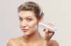 Procter & Gamble a dévoilé au CES une imprimante thermique à jet d'encre pour le visage qui applique un sérum maquillant avec précision sur les taches de rousseur ou de soleil ainsi que les grains de beauté.