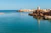 La mer d'Arabie, aussi appelée mer Arabique ou mer d'Oman, borde le sultanat d'Oman. En photo, la baie de Sur avec au fond le phare d'Al Ayjah. © EleSi, Adobe Stock