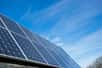 Depuis une dizaine d'années, l'énergie solaire a le vent en poupe. Les installations photovoltaïques fleurissent sur de plus en plus de toits de bâtiments professionnels et particuliers, voire sont posés au sol dans des espaces verts. Mais que faire des panneaux solaires photovoltaïques usagés ? Peuvent-ils avoir une seconde vie ?