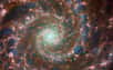 La belle galaxie spirale M74 a été récemment scrutée par le télescope spatial James-Webb dans le cadre du programme Phang. Les images nous dévoilent la structure interne de cette galaxie vue de face et qui ressemble beaucoup à la nôtre. Différentes données combinées ensemble offre aux chercheurs une vue multiple dans plusieurs longueurs d'onde de cette galaxie. Le résultat est fascinant.