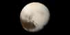 Il y a trois ans, la sonde New Horizons nous dévoilait enfin le vrai visage de Pluton et Charon. Voici cette fois leurs portraits en « vraie couleur » comme si vous les approchiez à bord d’un vaisseau spatial.