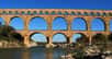 Construit par les Romains pour acheminer de l’eau jusqu’à Nîmes, le Pont du Gard regarde imperturbablement passer les siècles sans se laisser impressionner par le Gardon qu’il enjambe avec élégance. Mais à quelle période romaine fut-il construit ?
