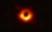 La première image d'un trou noir a été réalisée en 2019 grâce au&nbsp;réseau de télescopes du projet Event Horizon Telescope. © EHT