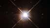 Étoile la plus proche du système solaire, Proxima du Centaure est invisible à l'œil nu. Mais la faible luminosité de cette timide naine rouge cache une activité importante. Grâce à l'acuité visuelle du télescope spatial Hubble, des astronomes ont dressé un portrait plus complet de notre petite voisine.