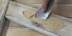 La rénovation du bois implique souvent le rebouchage de fissures, de trous, voire la reconstitution de morceaux manquants. Pour ce faire, on peut utiliser une pâte à bois prête à l’emploi ou un produit bi-composant, de type mastic ou enduit. Le choix dépend de l’importance et de la profondeur des défauts à combler.
