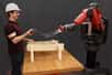 Voici RoboRaise, le robot assistant de déménagement. Mis au point par le MIT, il détecte la tension musculaire de son binôme humain pour soulever avec lui un objet de façon synchronisée.