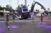 Après cinq années de conception et d’essais, Matt Denton y est parvenu ! Il a créé un robot à six pattes et de moins de deux tonnes, qui peut embarquer un pilote. Certes, le Mantis est lent, mais il a l’avantage d’être tout-terrain et maniable. Voici donc, en vrai, un robot tout droit sorti des films de science-fiction.