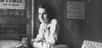 Rosalind Franklin est la pionnière de l'une des découvertes scientifiques les plus importantes du XXe siècle. Elle est aussi une femme, victime de l'injustice des hommes de son milieu. Retour sur le parcours de cette chercheuse de génie.