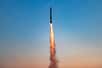 Aux États-Unis, un amateur autodidacte vient de reproduire le lancement et l’atterrissage d’un lanceur Falcon 9 miniature. Un apprentissage de sept ans, en partant de rien, ponctué de nombreux échecs.
