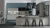 Des cloches Led au-dessus d’un comptoir en épi ou d’un îlot, un must dans une cuisine de style atelier industriel. © Les cuisines d’Arno