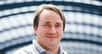 Linus Benedict Torvalds est un développeur né le 28 décembre 1969 à Helsinki en Finlande. L'homme a notamment conçu le noyau de Linux aujourd'hui utilisé dans les distributions GNU Linux ainsi que dans divers systèmes d'exploitation tel qu'Android. Linus Benedict Torvalds est naturalisé américain en 2010. Il travaille aujourd'hui au sein de la fondation Linux et supervise le développement du noyau.Linus Torvalds est également connu pour avoir inventé le concept de Git, un dispositif décentralisé permettant de gérer de manière collaborative différentes versions d'un même projet.Le FBI et la NSA découvrent que les Russes visent désormais LinuxLes débuts du noyau LinuxLinus Torvalds effectue ses études à l'université d'Helsinki. Il obtient un master en 1996. Inspiré par les travaux d'Andrew S. Tanenbaum ayant publié un livre sur un système d'exploitation baptisé Minix, il développe un noyau pour le système GNU/Linux pour son ordinateur. Ce dernier a pour objectif principal de tirer pleinement parti de tous les composants. Un premier prototype du noyau est publié en mars 1994. Ces travaux formeront le cœur de sa thèse intitulée Linux: A Portable Operating System.Le développeur se rapproche du projet GNU en 1991 alors qu'il assiste à une conférence de Richard Stallman, fervent défenseur du logiciel libre et créateur de la licence GPL. Le noyau est publié sous licence GPLv2, ce qui signifie qu'il est libre d'accès à la communauté des développeurs et que chacune des modifications doit être commentée tout en créditant l'auteur original et en publiant la source originale.La carrière de Linus TorvaldsAprès l'université, Linus Torvalds rejoint la société Transmeta de 1997 à 2003. Cette dernière est spécialisée dans la fabrication de micro-processeurs. En 2003, il rejoint l'organisation Open Source Development Labs dont l'objectif principal est d'accélérer la croissance de Linux au sein des entreprises.Cette entité est rebaptisée « La Fondation Linux ». Il consacre désormais tout son temps à la gestion du noyau.Linus Torvalds a régulièrement été critiqué pour son attitude intransigeante envers les autres développeurs. La communauté des contributeurs est relativement grande. On estime aujourd'hui que Linus Torvalds est responsable pour 2 % de l'ensemble du code constituant le noyau mais il s'agit de la plus grosse proportion.