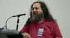 Né le 16 mars 1953, Richard Matthew Stallman est principalement connu pour avoir créé le projet GNU ainsi que la licence publique générale GNU connue aussi sous le sigle GPL. Il est à la fois un programmateur ainsi qu'un militant s'opposant à toute forme de logiciels propriétaires. Il qualifie même ces derniers de logiciels privateurs entravant nos libertés. Il a rendu populaire le terme copyleft par opposition aux restrictions des copyrights.À 16 ans, Richard Stallman découvre l'informatique pendant ses années de lycée. Deux ans plus tard, il entre à Harvard pour étudier la physique et les mathématiques avant de rejoindre les équipes du MIT spécialisées en intelligence artificielle.GNU is Not LinuxRichard Stallman se lance en 1983 sur la création d'un nouveau système d'exploitation libre qu'il baptise GNU, un acronyme récursif signifiant GNU is Not Unix. Il se consacre à plein temps sur ce projet, au point de quitter son emploi au MIT. Deux ans plus tard, il fonde la Free Software Foundation. Cette dernière a pour objectif de promouvoir le logiciel libre et plus tard, la licence GPLEn 1990, Richard Stallman et la communauté impliquée sur GNU finalisent le développement du système. Il manque un noyau permettant d'articuler tous ces travaux. C'est le noyau Linux, développé par Linus Torvalds en 1991, qui est choisi pour former alors le sytème GNU/Linux.GNU/Linux est aujourd'hui la base de nombreux systèmes libres appelés distributions GNU/Linux comme Ubuntu, Debian, Fedora, Red Hat...Richard Stallman et la licence GPLInfluencé par Don Hopkins et son concept de copyleft, la licence GPL - General Public Licence - vise à assurer que l'ensemble des travaux conçus pour le système GNU restent libres et exploitables pour toute la communauté des développeurs.La licence GPL repose sur quatre principes fondamentaux : La liberté d'exécuter un logiciel, pour n'importe quel usage ;La liberté d'étudier le fonctionnement d'un programme et de l'adapter à ses besoins. Cela implique donc que le code source de ce dernier doit être entièrement accessible ;La liberté de redistribuer des copies d'un programme ;L'obligation de faire bénéficier la communauté des versions modifiées. Sur ce point, si un programme sous licence GPL a été modifié, son auteur doit alors publier ses modifications sous licence GPL également et partager lui-même les sources originales.Par déduction, un logiciel libre est forcément open source ; l'inverse n'est pas vrai. Il est important de noter qu'un logiciel libre (free software en anglais) ne signifie pas gratuit. Il peut parfaitement être commercialisé.Aujourd'hui Richard Stallman participe à de nombreuses conférences pour faire la promotion du logiciel libre et s'oppose publiquement aux brevets logiciels ainsi qu'aux dispositifs de verrouillage par DRM.