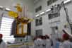 Le satellite Swot, entièrement assemblé, dans la salle blanche de l'usine cannoise de Thales Alenia Space. Dans cette configuration, prête au lancement, les panneaux solaires et le radar altimétrique sont repliés. © Rémy Decourt