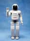 Asimo est un robot humanoïde créé par Honda et dont la première version a vu le jour il y a onze ans. Sa dernière mouture, qui vient d'être présentée au public, témoigne de progrès importants. Plus rapide, plus autonome, ce petit robot court, marche à cloche-pied et commence à parler le langage des signes...