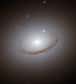 Le télescope spatial Hubble vient de nous livrer une nouvelle image spectaculaire d’une galaxie. Intermédiaire entre une spirale et une elliptique, la poussiéreuse NGC 7049 est l’un des membres les plus brillants d’un amas galactique situé dans la constellation de l’Indien, visible dans le ciel de l’hémisphère Sud.