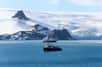 Les supporters de la Terre plate ont trouvé une nouvelle idée qui pourrait attester selon eux « de façon irréfutable » leur théorie : faire le tour de l’Antarctique et mesurer la circonférence du fameux « mur de glace » censé l’entourer.