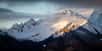 Le Denali, plus haute montagne d’Amérique du Nord, voit ses glaciers fondre à vue d’œil et avec eux, les déjections congelées des milliers d’alpinistes qui gravissent ses pentes. Des déchets subrepticement dissimulés dans des crevasses mais qui ressurgissent des années après.