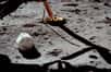 Quatre-vingt-seize sacs-poubelle contenant les déchets et les déjections laissées par les astronautes lors des missions Apollo gisent encore à la surface de la Lune. Les scientifiques s’intéressent aujourd’hui à ces détritus pour étudier les conditions de survie des bactéries dans l’espace.