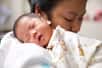 Plusieurs cas d’enfants avec des anticorps contre le SARS-CoV-2 nés de mères infectées par la Covid ont été rapportés, sans que l’on sache vraiment comment ces transmissions adviennent. © Net, Adobe Stock