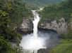 La chute de San Rafael, qui mesurait 150 mètres de haut (ici photographiée en 2012), ne forme plus que trois minces ruisseaux. La rivière a été engloutie par un immense trou juste en amont. © Ministère du tourisme de l’Équateur