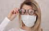 En plus de couvrir son visage avec un masque, faudra-t-il bientôt porter des lunettes pour se protéger du virus de la Covid-19 ? Plusieurs études montrent que les porteurs de lunettes sont moins infectés, et les autorités de santé américaines font des recommandations dans ce sens.