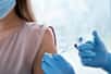 À ce jour, près de 50 millions de personnes en France ont reçu au moins une dose de vaccin contre la Covid-19. Pour ces personnes, le risque de faire une forme grave de la maladie est très faible. Mais il pourrait bien y avoir d’autres avantages à être vacciné ! Une étude publiée dans la prestigieuse revue Journal of Clinical Investigation suggère que le vaccin protège aussi contre les autres coronavirus, dont le HCoV-OC43, un virus responsable du rhume.